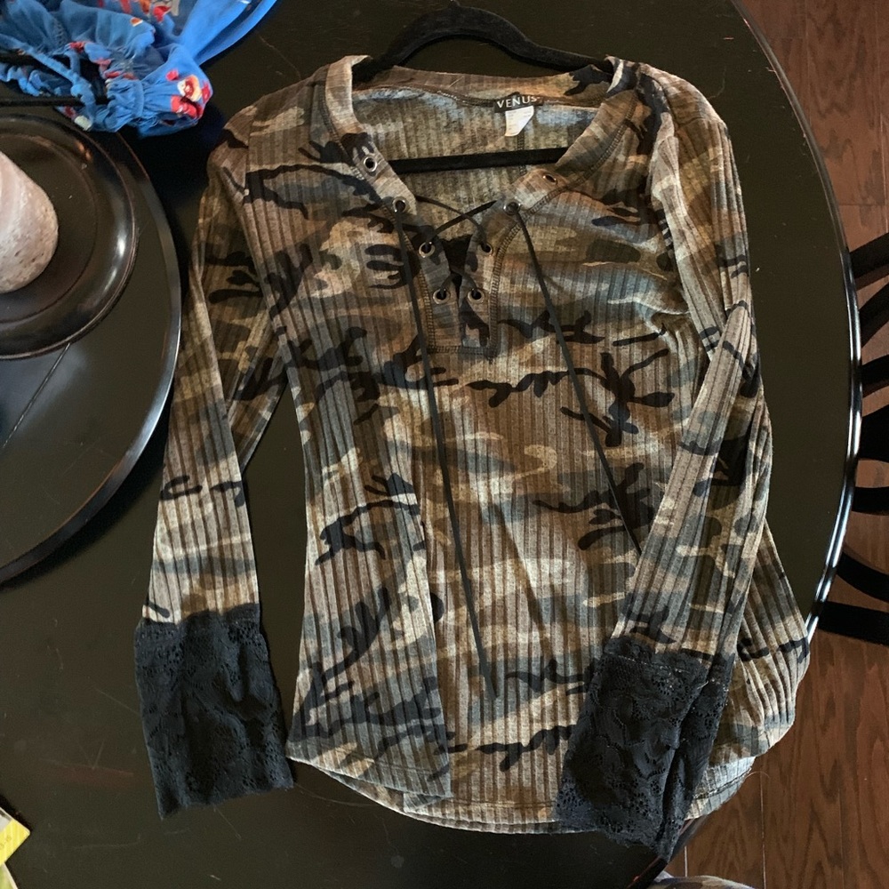 VENUS CAMO AND LACE COOL TOP